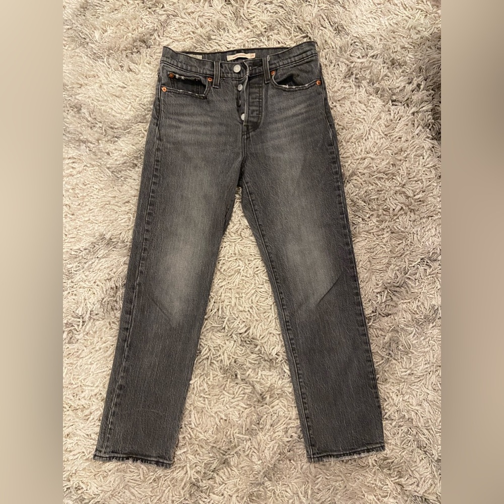 Size 25 Levi’s wedgie straight